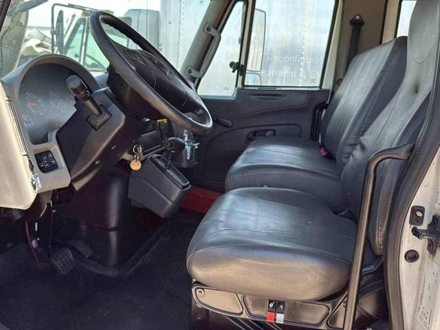 Image of International Durastar 4300 equipment image 2