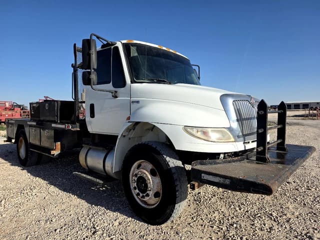 Image of International Durastar 4300 equipment image 2