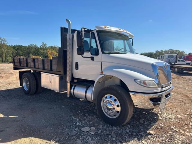 Image of International DuraStar 4400 equipment image 1