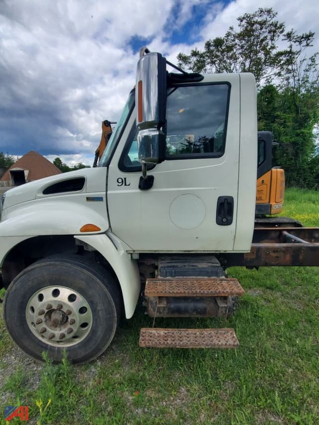 Image of International DuraStar 4400 equipment image 1