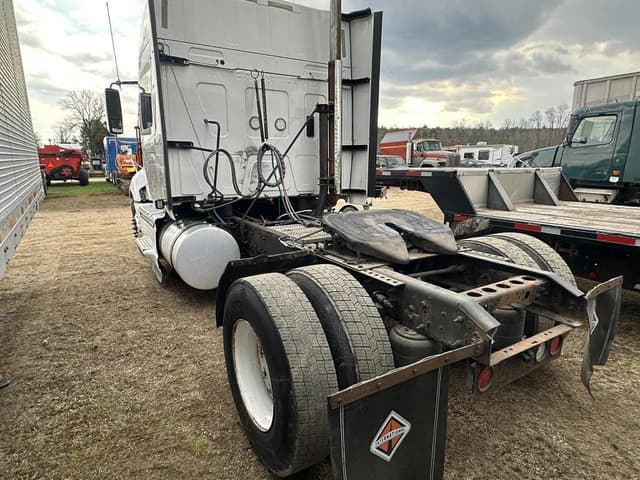 Image of International ProStar Plus 122 equipment image 4