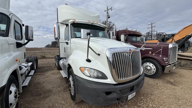 Image of International ProStar Plus 122 equipment image 2