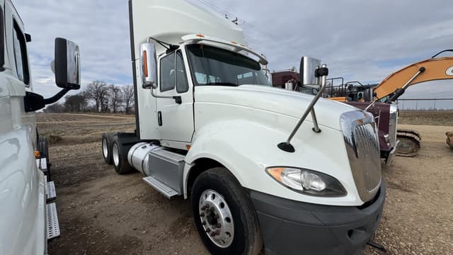 Image of International ProStar Plus 122 equipment image 3