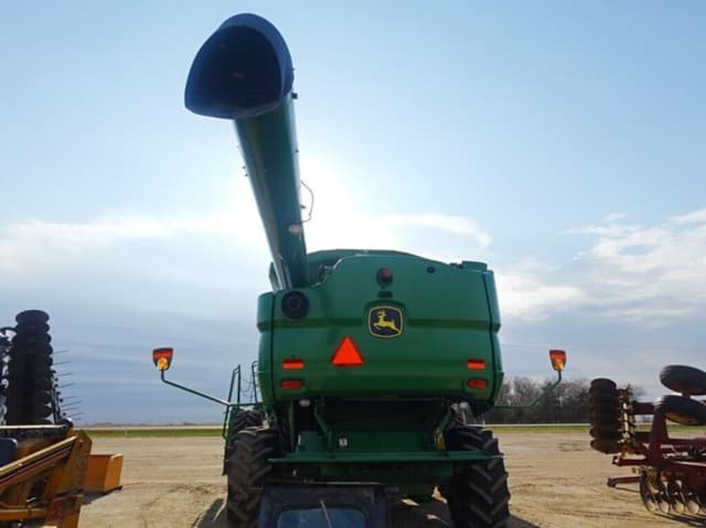 Image of John Deere S680 equipment image 4