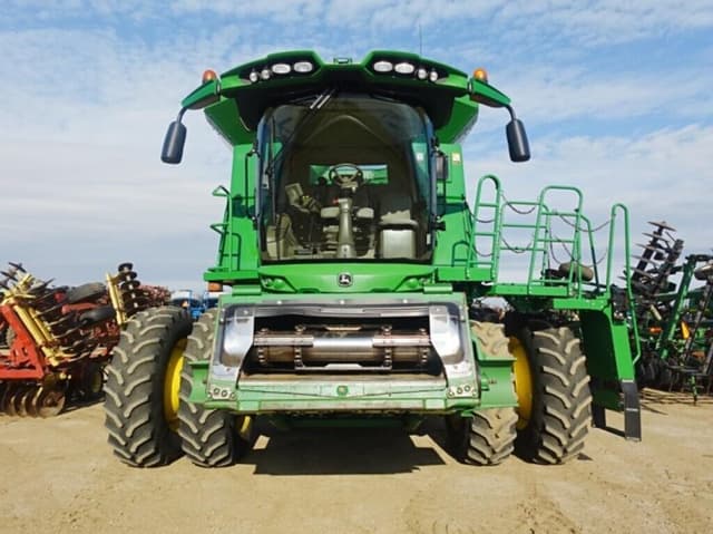 Image of John Deere S680 equipment image 1