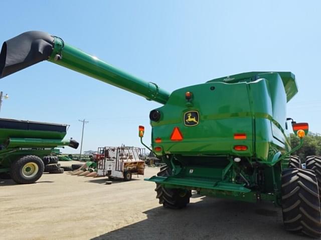 Image of John Deere S680 equipment image 3