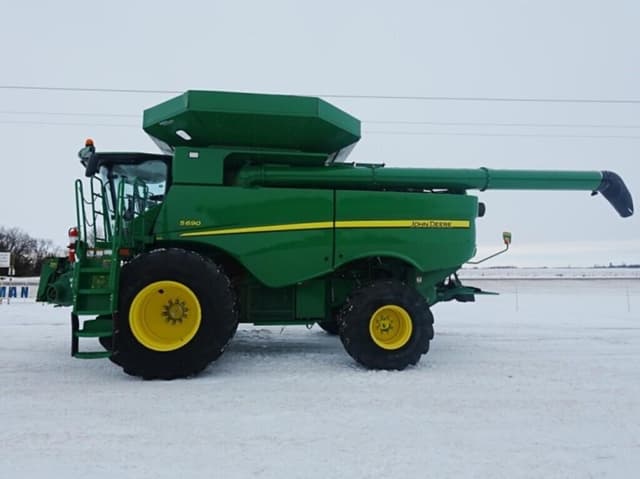 Image of John Deere S690 equipment image 1