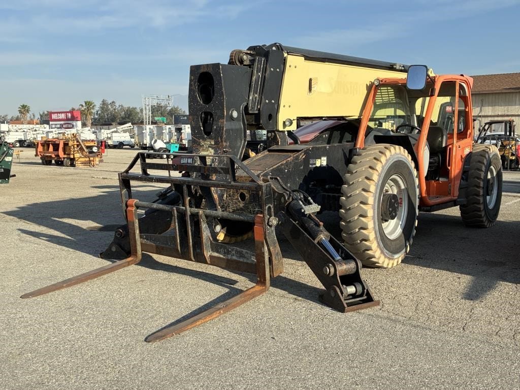 2015 JLG 1055 Equipment Image0