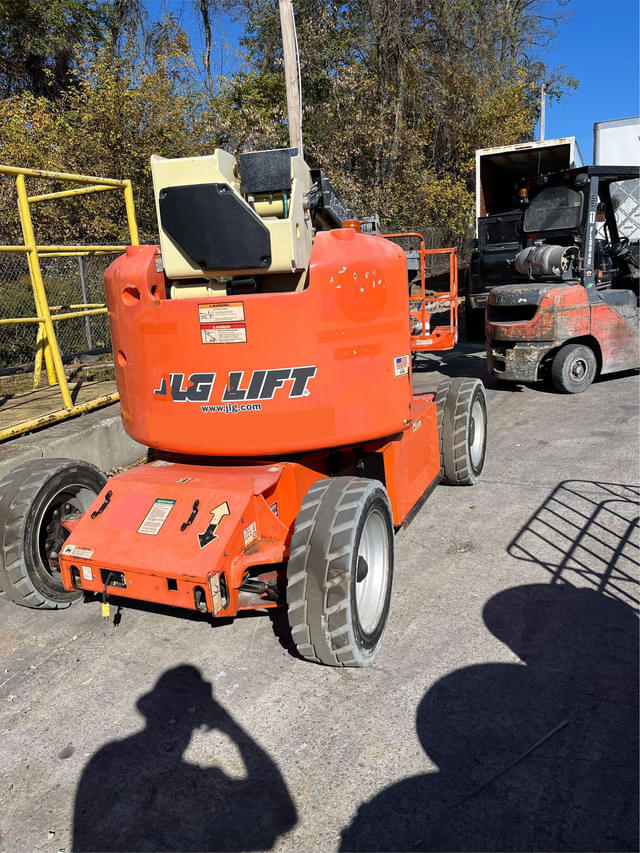 Image of JLG E450AJ equipment image 2