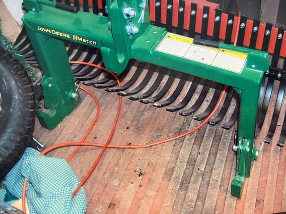 Image of John Deere 1023E equipment image 4