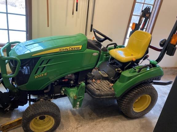 Image of John Deere 1023E equipment image 4