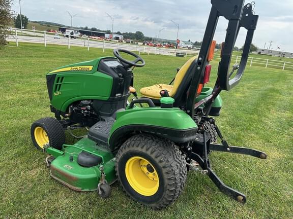 Image of John Deere 1023E equipment image 3