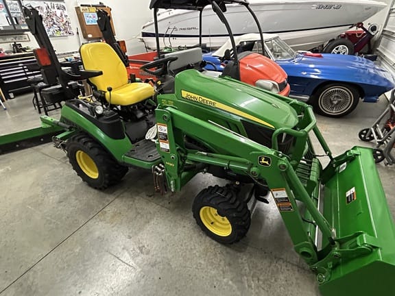 2015 John Deere 1025R Equipment Image0