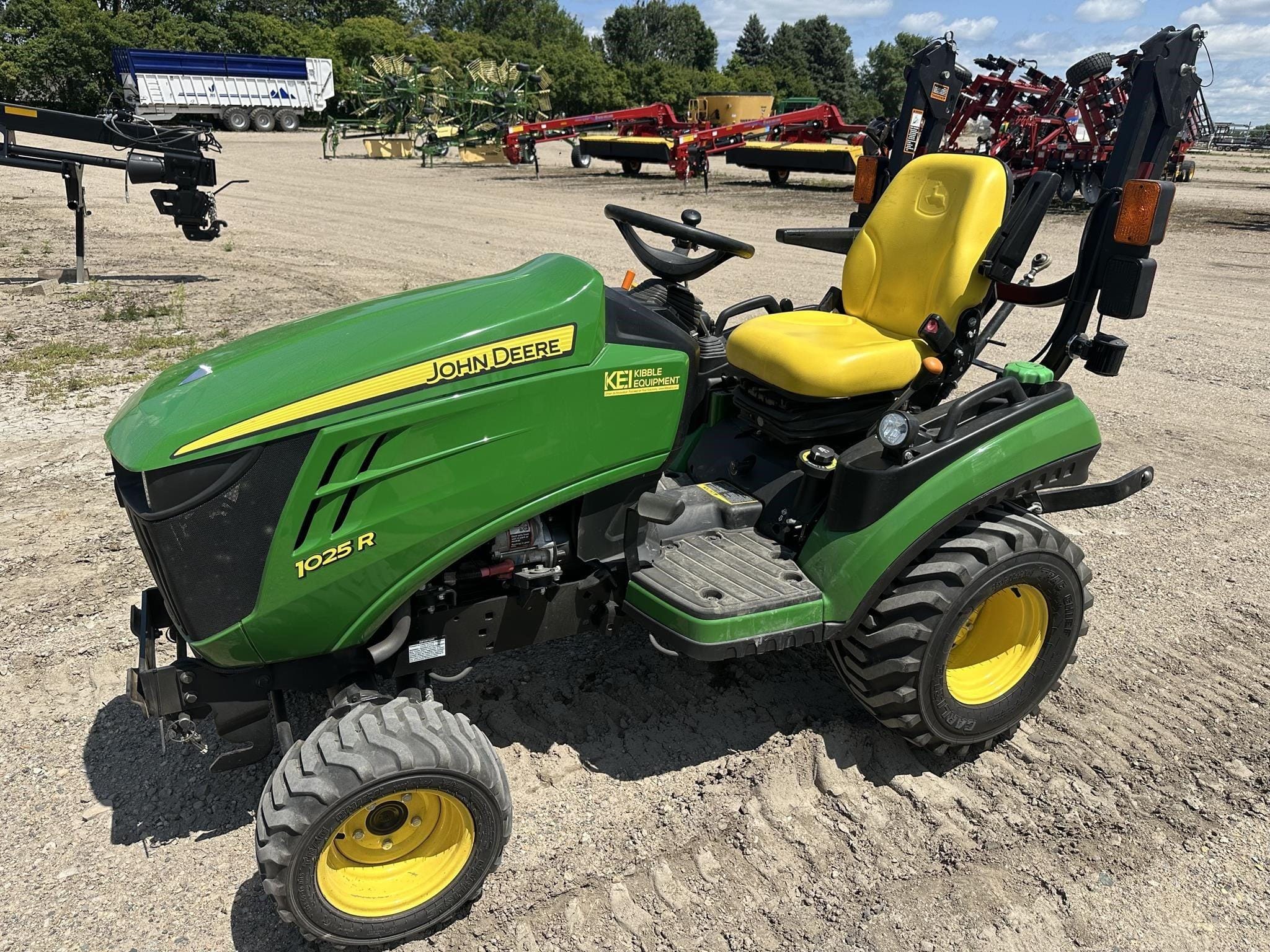 2015 John Deere 1025R Equipment Image0