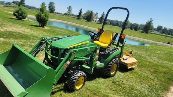 2015 John Deere 1025R Equipment Image0