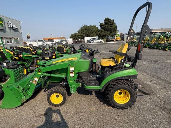 2015 John Deere 1025R Equipment Image0