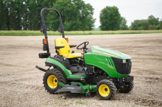 Image of John Deere 1025R equipment image 2
