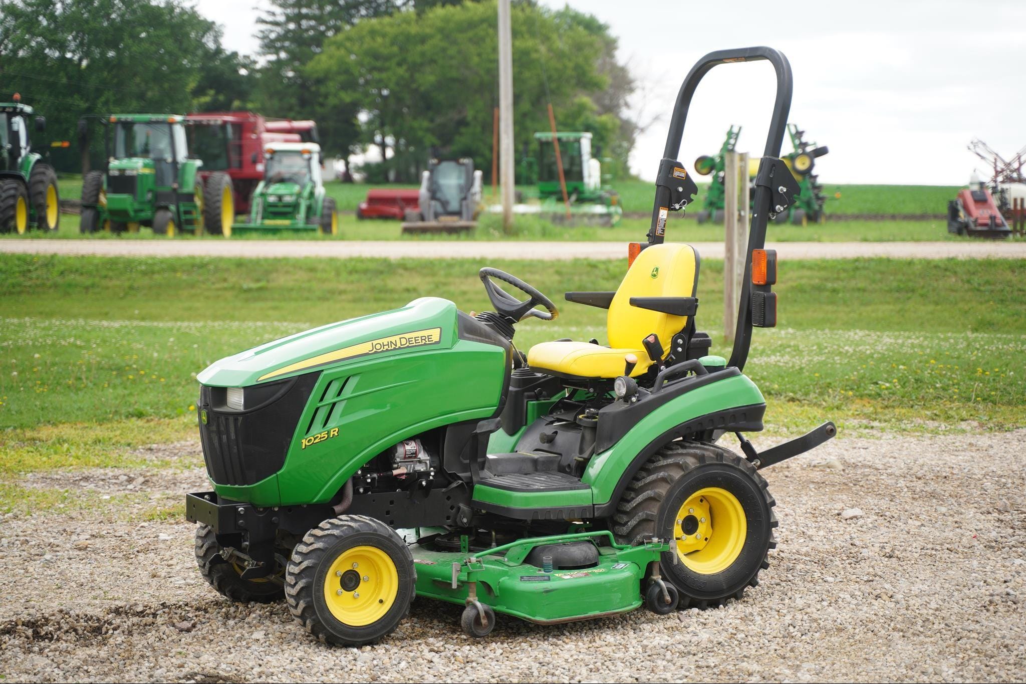 2015 John Deere 1025R Equipment Image0