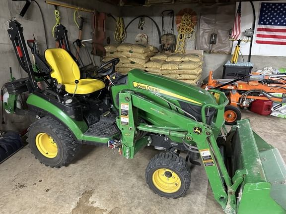 2015 John Deere 1025R Equipment Image0