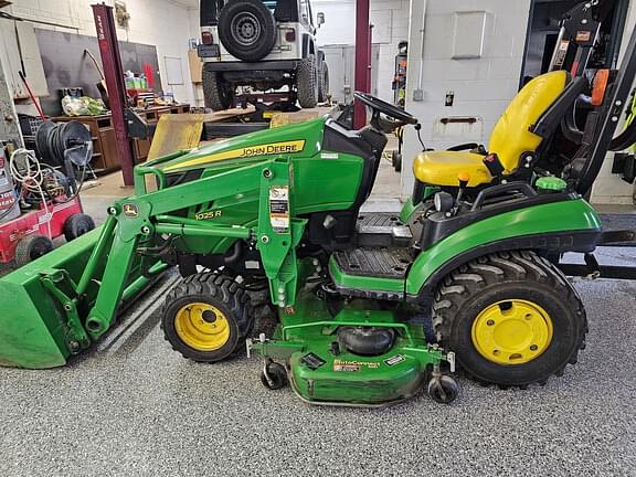 Image of John Deere 1025R equipment image 2