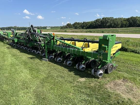 Image of John Deere 1725 equipment image 2