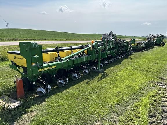 Image of John Deere 1725 equipment image 3