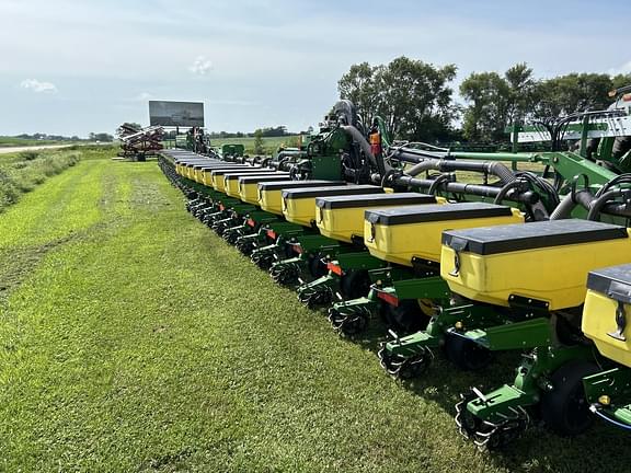 Image of John Deere 1725 equipment image 1