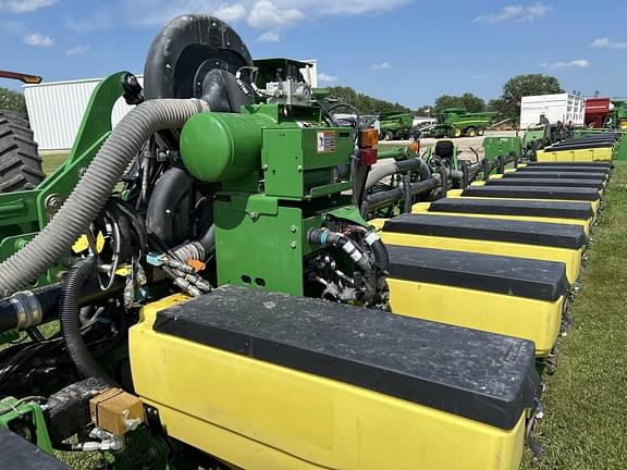 Image of John Deere 1725 equipment image 4