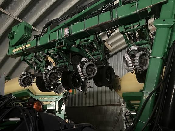 Image of John Deere 1725 equipment image 3