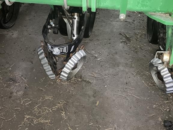 Image of John Deere 1725 equipment image 4