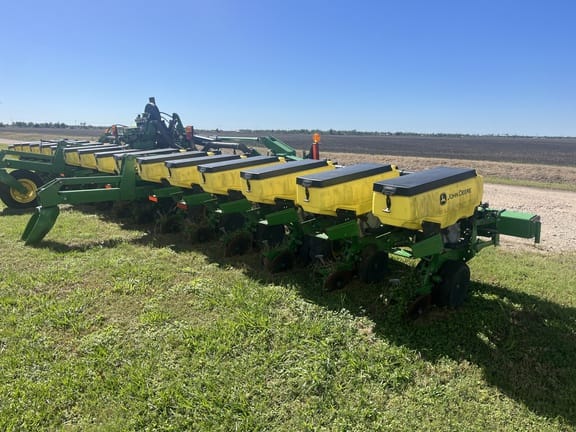 2015 John Deere 1725 Equipment Image0