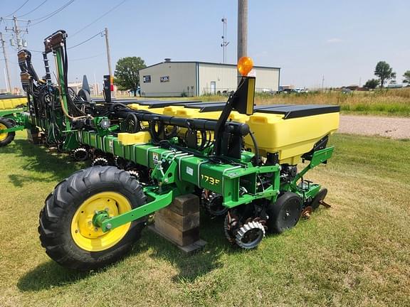 Image of John Deere 1735 equipment image 1