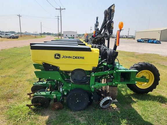 Image of John Deere 1735 equipment image 3