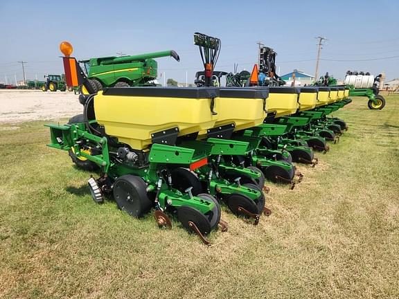 Image of John Deere 1735 equipment image 4