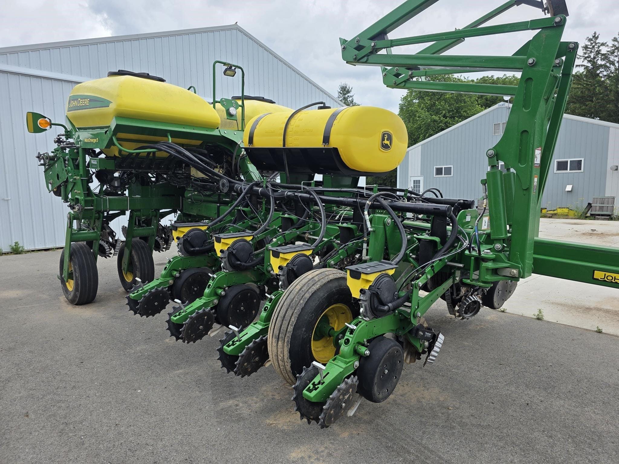 2015 John Deere 1775 Equipment Image0