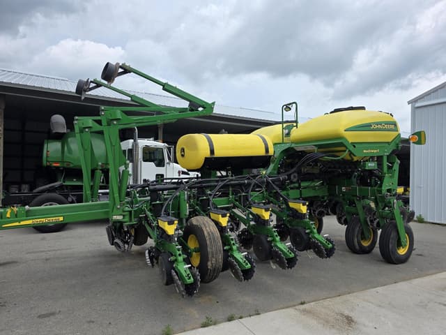 Image of John Deere 1775 equipment image 1