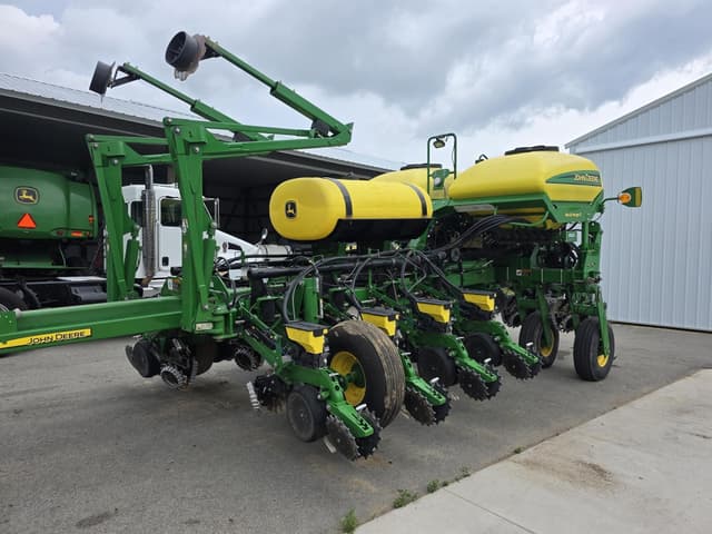 Image of John Deere 1775 equipment image 3