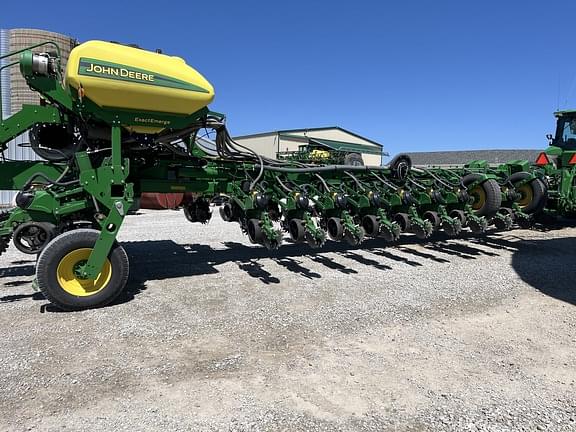 Image of John Deere 1775 equipment image 4
