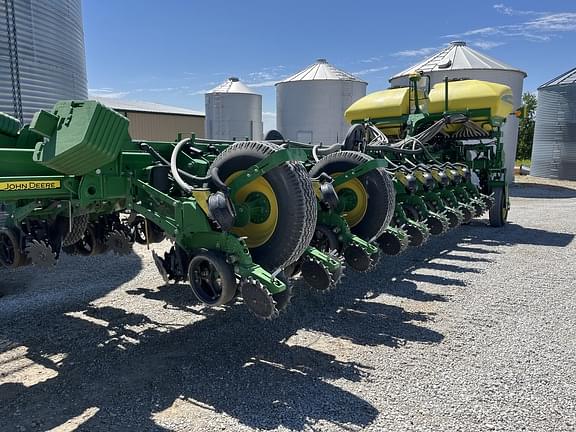 Image of John Deere 1775 equipment image 1
