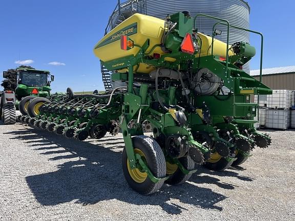Image of John Deere 1775 equipment image 3