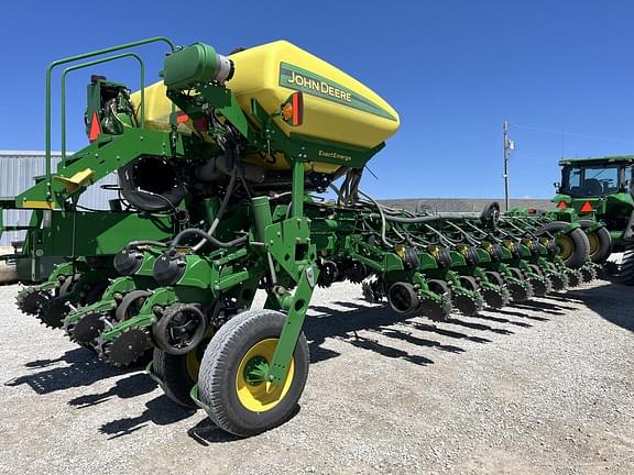Image of John Deere 1775 equipment image 2