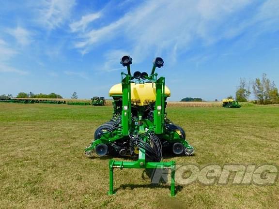 Image of John Deere 1775 equipment image 4