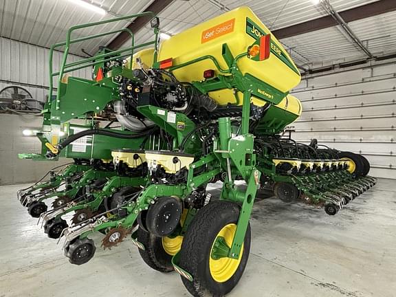 Image of John Deere 1775 equipment image 4