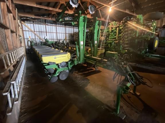 Image of John Deere 1775 Primary image