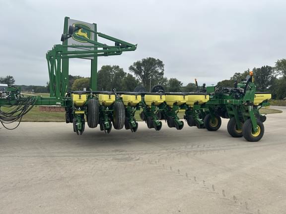 Image of John Deere 1775 equipment image 2