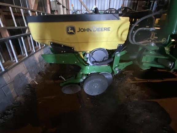 Image of John Deere 1775 equipment image 3