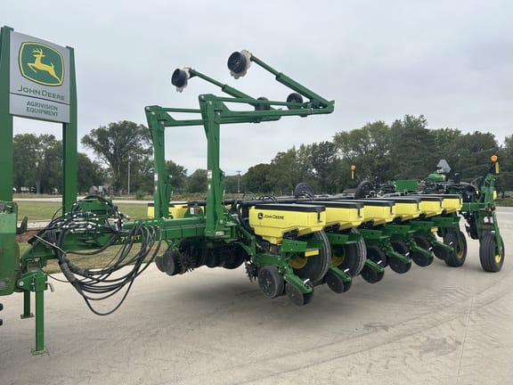 2015 John Deere 1775 Equipment Image0