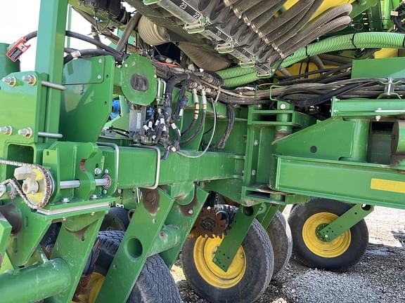 Image of John Deere 1775 equipment image 3