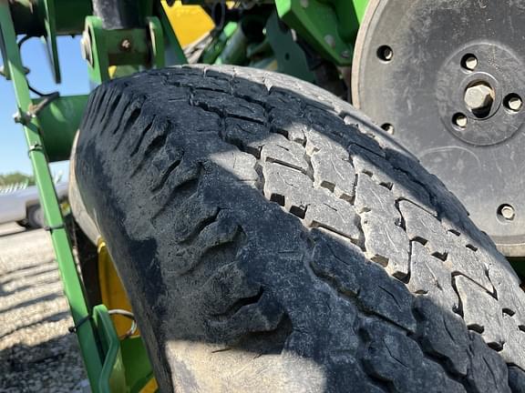 Image of John Deere 1775 equipment image 2