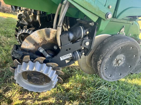 Image of John Deere 1775 equipment image 4